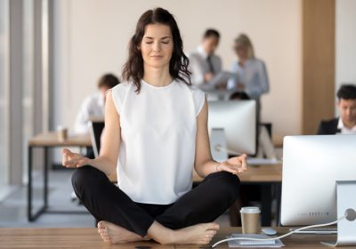 Szolgáltatásaink vállalatoknak HR vezető meditál wellbeing